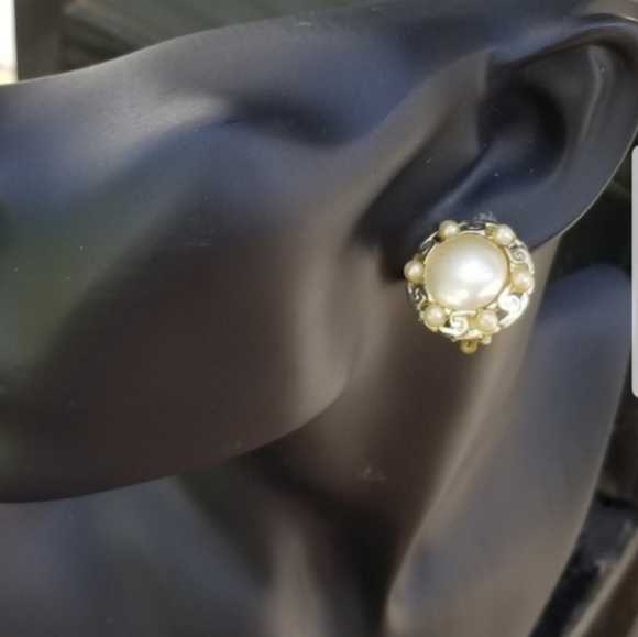 LISNER VINTAGE GOLDTONED & FAUX PEARL BUTTON STYLE CLIP ON EARRINGS - Picture 2 of 6